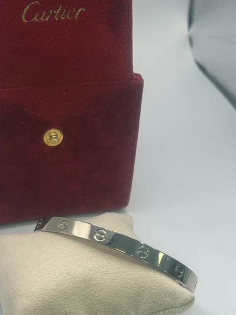 18k-White-Gold-Cartier-Cuff-Love-Bracelet-3.webp Bracelet manchette Love Cartier en or blanc 18 carats