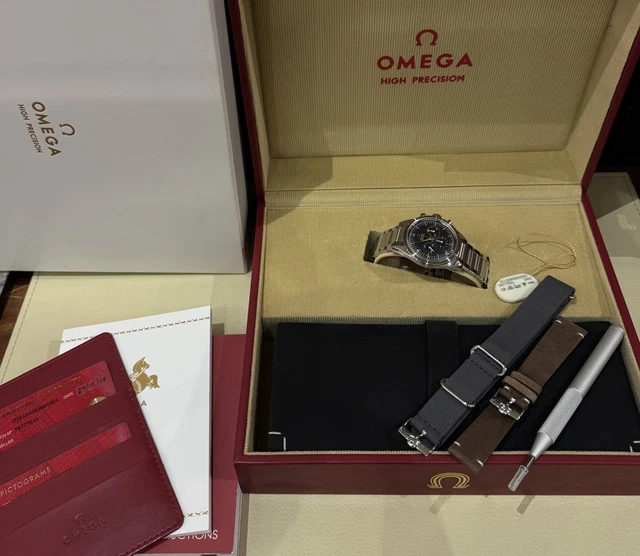 2017-Omega-Speedmaster-57-Trilogy-Ltd-Ed-Watch-19.webp Montre Omega Speedmaster 57 Trilogy Édition Limitée 2017 031.11.10.39.30.010 Coffret complet