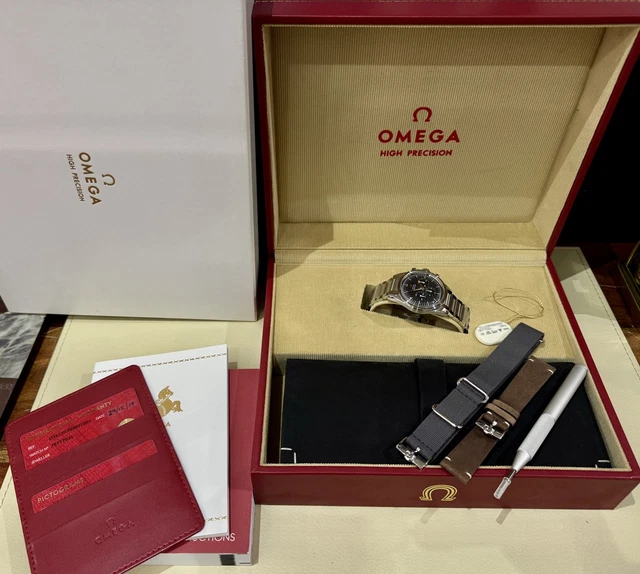 2017-Omega-Speedmaster-57-Trilogy-Ltd-Ed-Watch-8.webp Coffret complet Omega Speedmaster 57 Trilogy Limited Edition 2017 (031.11.10.39.30.010)