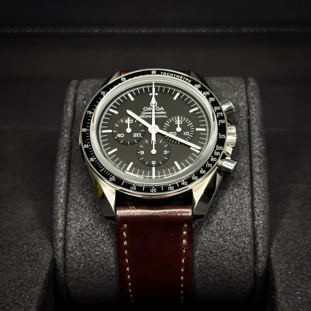 2020-OMEGA-Speedmaster-Moonwatch-Professional-31130423001006-Full-Set-14.webp Coffret complet OMEGA Speedmaster Moonwatch Professional 311.30.42.30.01.006 2020