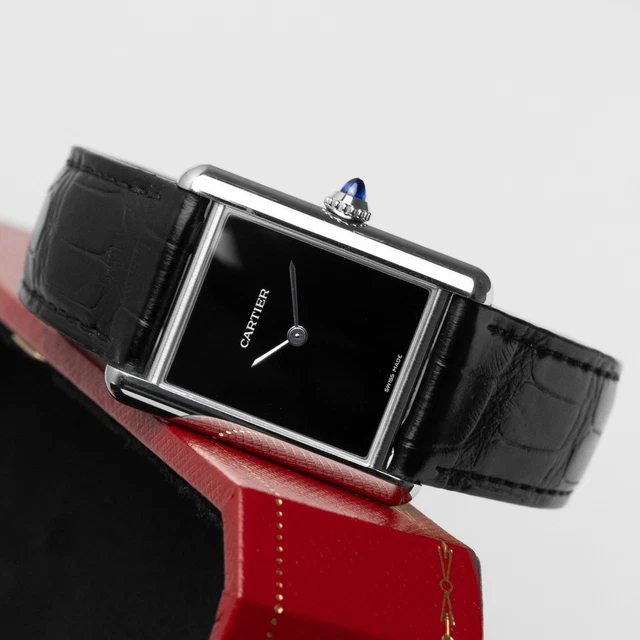 2022-Cartier-Tank-Must-Large-WSTA0072-Quartz-Black-3.webp Montre Cartier Tank Must Large WSTA0072 à quartz, cadran noir, bracelet cuir 22 mm, ensemble complet