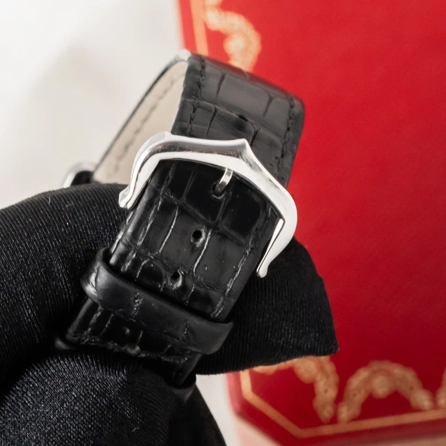2022-Cartier-Tank-Must-Large-WSTA0072-Quartz-Black-8.webp Montre Cartier Tank Must Large WSTA0072 à quartz, cadran noir, bracelet cuir 22 mm, ensemble complet