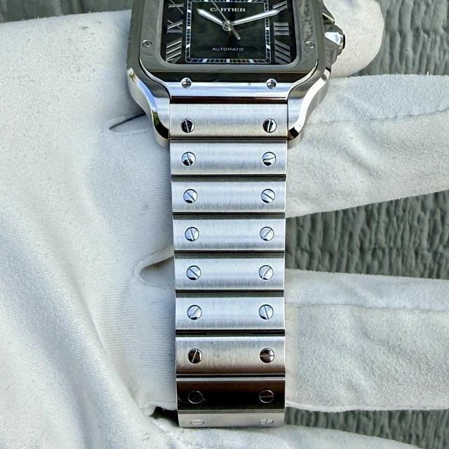 2024-Cartier-Santos-Large-Green-Dial-WSSA0062-Very-10.webp Montre Cartier Santos Grand Cadran Vert WSSA0062, 2024, Très bon état - Boîte et Papiers