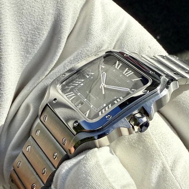 2024-Cartier-Santos-Large-Green-Dial-WSSA0062-Very-14.webp Montre Cartier Santos Grand Cadran Vert WSSA0062, 2024, Très bon état - Boîte et Papiers