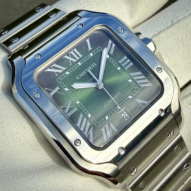 2024-Cartier-Santos-Large-Green-Dial-WSSA0062-Very.webp Montre Cartier Santos Grand Cadran Vert WSSA0062, 2024, Très bon état - Boîte et Papiers