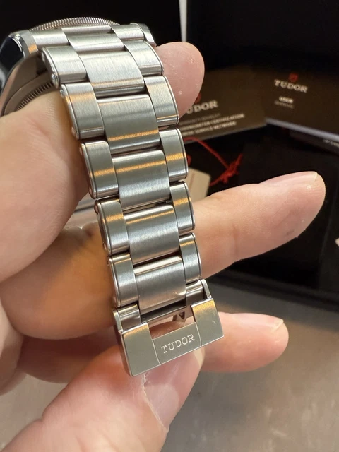 2025-TUDOR-41mm-Black-Bay-GMT-M79830RB-0010-Opaline-white-4.webp Montre TUDOR Black Bay GMT M79830RB-0010, 41 mm, cadran opalin/blanc, B&P