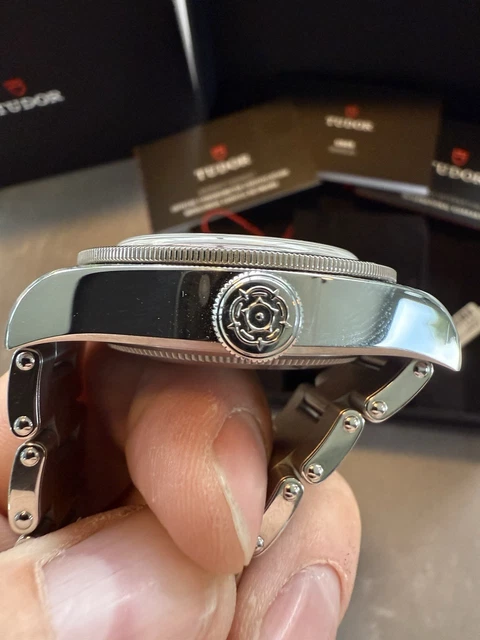 2025-TUDOR-41mm-Black-Bay-GMT-M79830RB-0010-Opaline-white-6.webp Montre TUDOR Black Bay GMT M79830RB-0010, 41 mm, cadran opalin/blanc, B&P