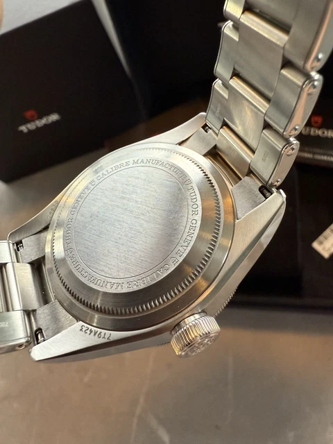 2025-TUDOR-41mm-Black-Bay-GMT-M79830RB-0010-Opaline-white-7.webp Montre TUDOR Black Bay GMT M79830RB-0010, 41 mm, cadran opalin/blanc, B&P