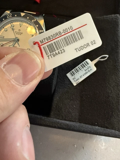 2025-TUDOR-41mm-Black-Bay-GMT-M79830RB-0010-Opaline-white-9.webp Montre TUDOR Black Bay GMT M79830RB-0010, 41 mm, cadran opalin/blanc, B&P