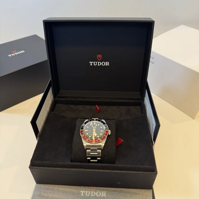 2025-Tudor-Black-Bay-58-GMT-Watch-39mm-20.webp Montre Tudor Black Bay 58 GMT 39 mm, modèle 2025, modèle Coca-Cola noir rouge, 7939G1A0NRU, coffret et carte