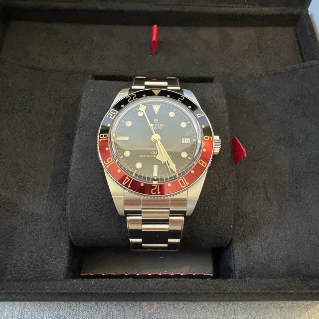 2025-Tudor-Black-Bay-58-GMT-Watch-39mm-21.webp Montre Tudor Black Bay 58 GMT 39 mm, modèle 2025, modèle Coca-Cola noir rouge, 7939G1A0NRU, coffret et carte