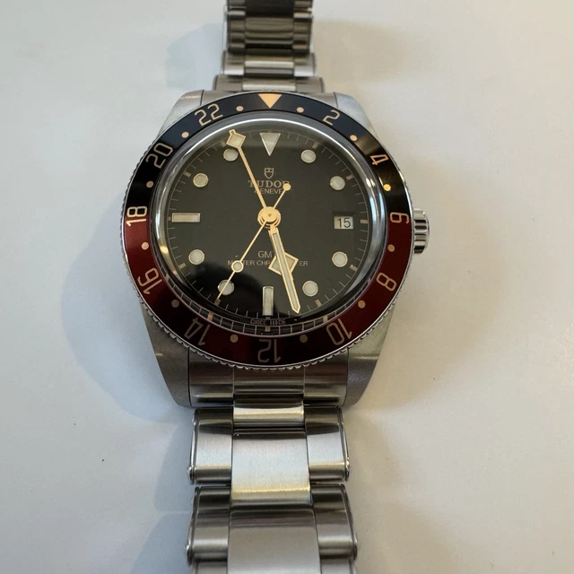 2025-Tudor-Black-Bay-58-GMT-Watch-39mm-24.webp Montre Tudor Black Bay 58 GMT 39 mm, modèle 2025, modèle Coca-Cola noir rouge, 7939G1A0NRU, coffret et carte