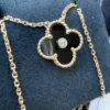 AUTHENTIC-Van-Cleef-Arpels-2016-Holiday-Pendant-Onyx-17.webp AUTHENTIQUE Pendentif Holiday Van Cleef Arpels 2016 Onyx Diamants Or Rose 18 carats