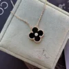 AUTHENTIC-Van-Cleef-Arpels-2016-Holiday-Pendant-Onyx-18.webp AUTHENTIQUE Pendentif Holiday Van Cleef Arpels 2016 Onyx Diamants Or Rose 18 carats