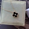 AUTHENTIC-Van-Cleef-Arpels-2016-Holiday-Pendant-Onyx-19.webp AUTHENTIQUE Pendentif Holiday Van Cleef Arpels 2016 Onyx Diamants Or Rose 18 carats
