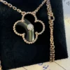 AUTHENTIC-Van-Cleef-Arpels-2016-Holiday-Pendant-Onyx-25.webp AUTHENTIQUE Pendentif Holiday Van Cleef Arpels 2016 Onyx Diamants Or Rose 18 carats