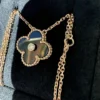 AUTHENTIC-Van-Cleef-Arpels-2016-Holiday-Pendant-Onyx-27.webp AUTHENTIQUE Pendentif Holiday Van Cleef Arpels 2016 Onyx Diamants Or Rose 18 carats