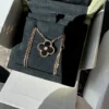 AUTHENTIC-Van-Cleef-Arpels-2016-Holiday-Pendant-Onyx-28.webp AUTHENTIQUE Pendentif Holiday Van Cleef Arpels 2016 Onyx Diamants Or Rose 18 carats