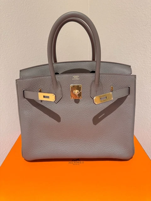 Authentique et neuf, le sac Birkin 30 Hermès couleur Étain doré avec finitions dorées, en cuir Clémence.