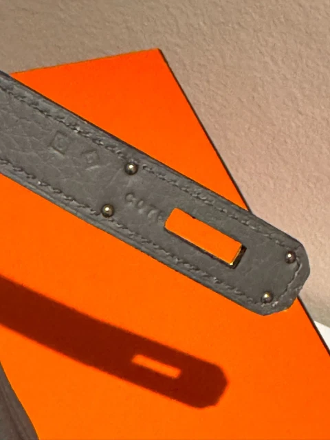 Authentique et neuf, le sac Birkin 30 Hermès couleur Étain doré avec finitions dorées, en cuir Clémence.