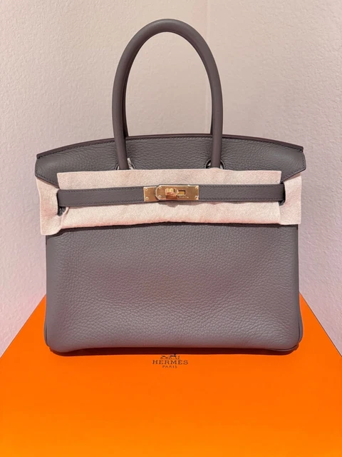 Authentique et neuf, le sac Birkin 30 Hermès couleur Étain doré avec finitions dorées, en cuir Clémence.