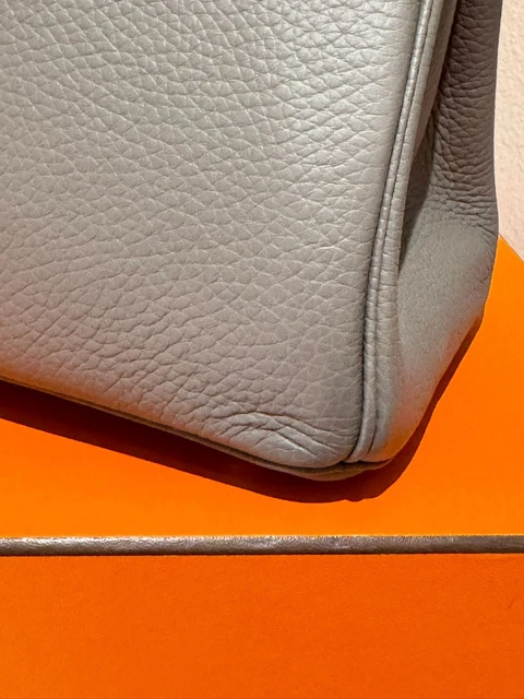 Authentique et neuf, le sac Birkin 30 Hermès couleur Étain doré avec finitions dorées, en cuir Clémence.
