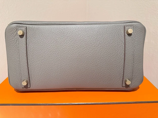 Authentique et neuf, le sac Birkin 30 Hermès couleur Étain doré avec finitions dorées, en cuir Clémence.