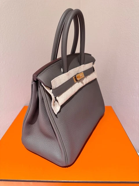 Authentique et neuf, le sac Birkin 30 Hermès couleur Étain doré avec finitions dorées, en cuir Clémence.