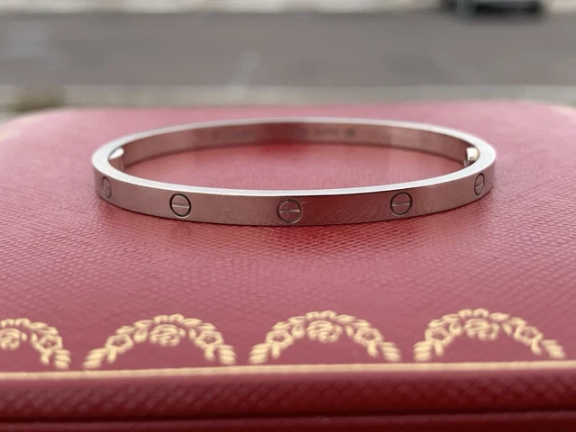 Cartier-18K-White-Gold-Small-Love-Bracelet-Size-46.webp Bracelet Cartier Love en or blanc 18 carats (taille 15)