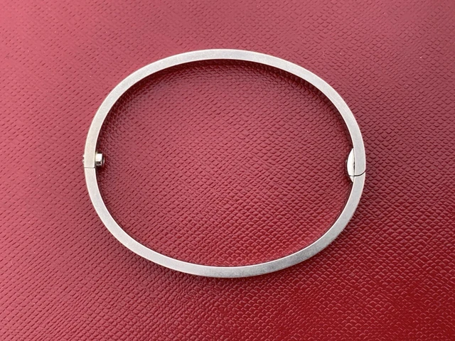 Cartier-18K-White-Gold-Small-Love-Bracelet-Size-48.webp Bracelet Cartier Love en or blanc 18 carats (taille 15)