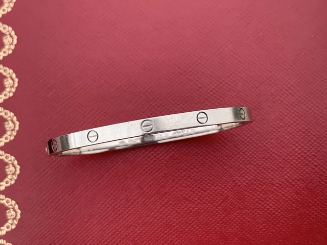 Cartier-18K-White-Gold-Small-Love-Bracelet-Size-49.webp Bracelet Cartier Love en or blanc 18 carats (taille 15)