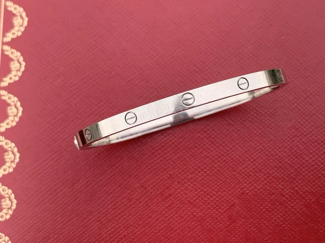 Cartier-18K-White-Gold-Small-Love-Bracelet-Size-50.webp Bracelet Cartier Love en or blanc 18 carats (taille 15)
