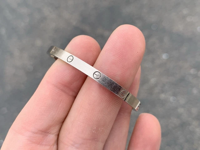 Cartier-18K-White-Gold-Small-Love-Bracelet-Size-52-Copie.webp Bracelet Cartier Love en or blanc 18 carats (taille 15)