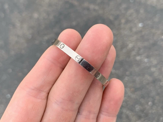 Cartier-18K-White-Gold-Small-Love-Bracelet-Size-53-Copie.webp Bracelet Cartier Love en or blanc 18 carats (taille 15)