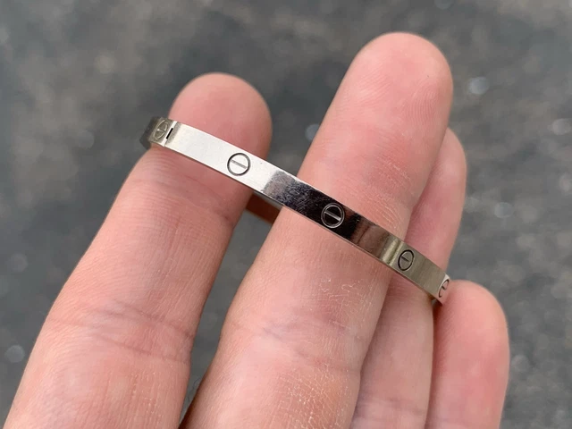 Cartier-18K-White-Gold-Small-Love-Bracelet-Size-54-Copie.webp Bracelet Cartier Love en or blanc 18 carats (taille 15)