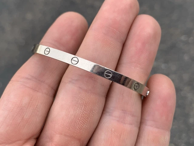 Cartier-18K-White-Gold-Small-Love-Bracelet-Size-55.webp Bracelet Cartier Love en or blanc 18 carats (taille 15)