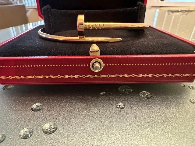 Cartier-Juste-un-Clou-bracelet-classic-model-18K-3.webp Bracelet Cartier Juste un Clou, modèle classique en or 18 carats, taille 20 ; avec certificat