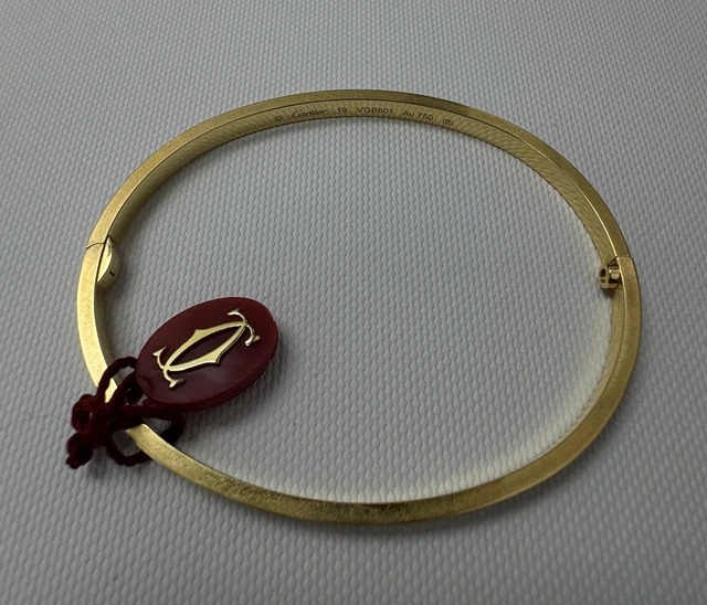 Cartier-Love-Bangle-Bracelet-18k-Yellow-Gold-17.webp Bracelet jonc Love de Cartier | Or jaune 18 carats | Certificat et écrin | Taille 19