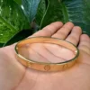 Cartier-Love-Bracelet-18K-Yellow-Gold-Size-16.webp Bracelet Love Cartier en or jaune 18 carats, taille 16, avec boîte et certificat - B4034