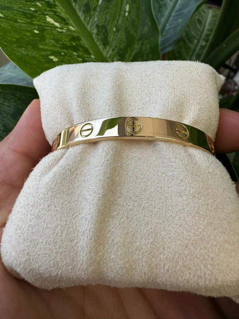 Cartier-Love-Bracelet-18K-Yellow-Gold-Size-16-6.webp Bracelet Love Cartier en or jaune 18 carats, taille 16, avec boîte et certificat - B4034
