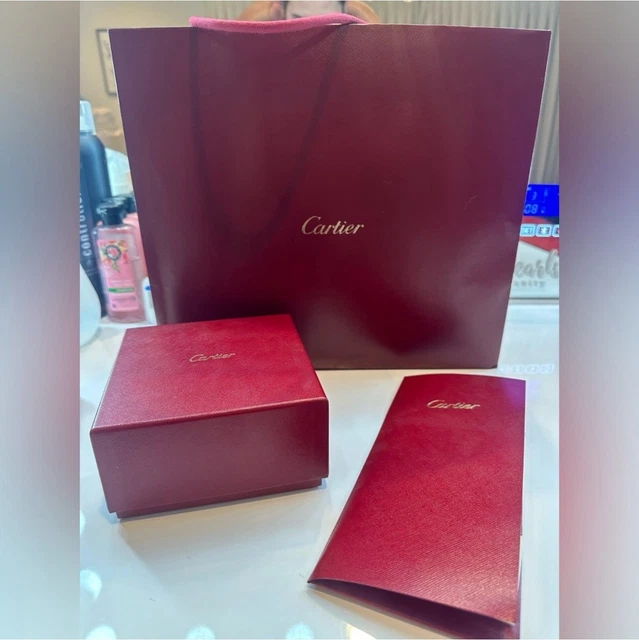 Cartier-Love-Bracelet-4-Diamonds-18k-Yellow-Size-3.webp Bracelet Cartier Love 4 diamants 18 carats jaune taille 20 cm