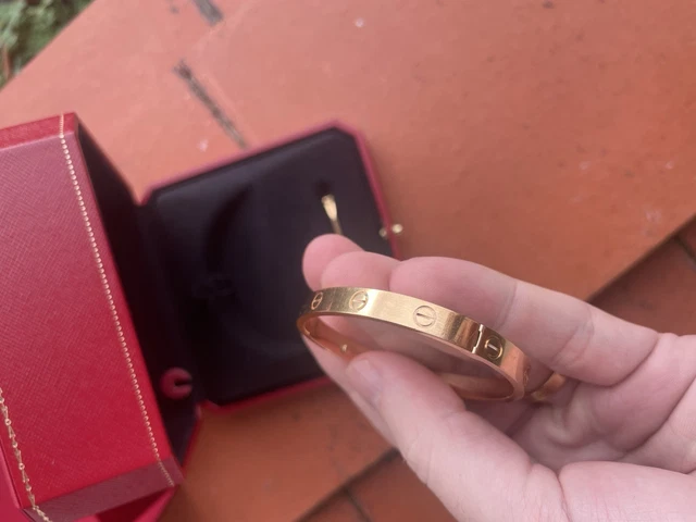 Cartier-Love-Bracelet-Original-Rose-Gold-Size-17-32.webp Bracelet Cartier Love Original en or rose, taille 17, boîte et papiers, 2025