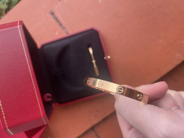 Cartier-Love-Bracelet-Original-Rose-Gold-Size-17-33.webp Bracelet Cartier Love Original en or rose, taille 17, boîte et papiers, 2025