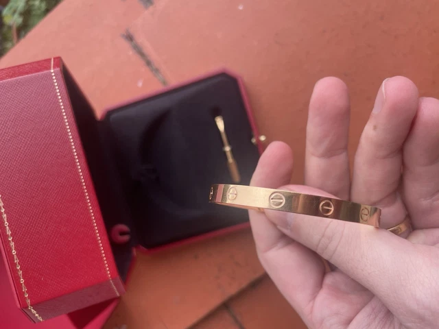 Cartier-Love-Bracelet-Original-Rose-Gold-Size-17-34.webp Bracelet Cartier Love Original en or rose, taille 17, boîte et papiers, 2025