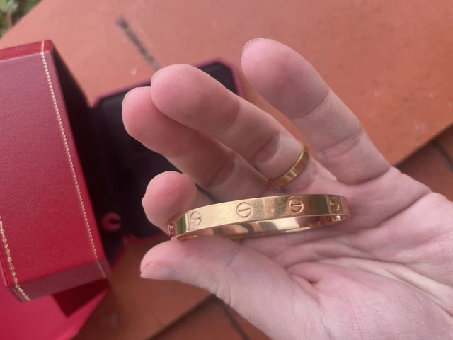 Cartier-Love-Bracelet-Original-Rose-Gold-Size-17-35.webp Bracelet Cartier Love Original en or rose, taille 17, boîte et papiers, 2025
