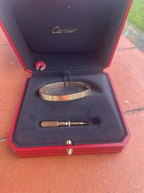 Cartier-Love-Bracelet-Original-Rose-Gold-Size-17-38.webp Bracelet Cartier Love Original en or rose, taille 17, boîte et papiers, 2025