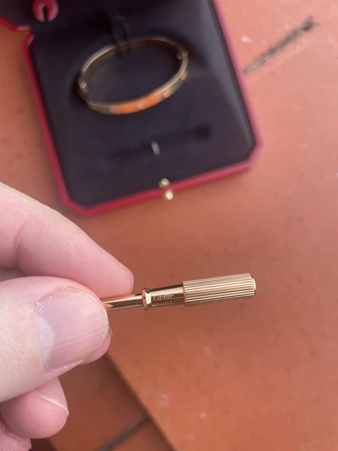 Cartier-Love-Bracelet-Original-Rose-Gold-Size-17-39.webp Bracelet Cartier Love Original en or rose, taille 17, boîte et papiers, 2025