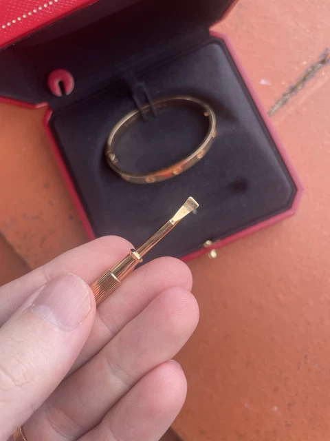Cartier-Love-Bracelet-Original-Rose-Gold-Size-17-40.webp Bracelet Cartier Love Original en or rose, taille 17, boîte et papiers, 2025