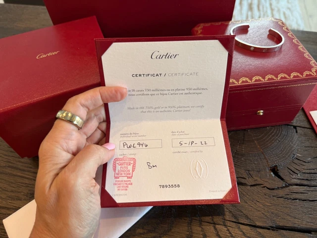 Cartier-Love-Cuff-18K-White-Gold-with-DIamond-2.webp Manchette Cartier Love, or blanc 18 carats avec diamant, taille 17