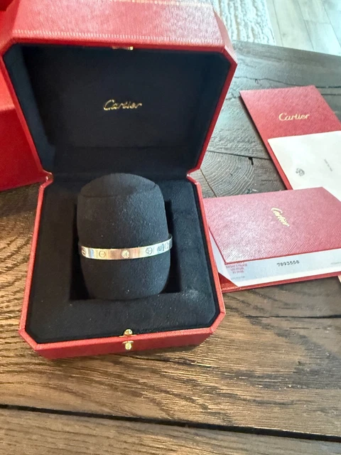 Cartier-Love-Cuff-18K-White-Gold-with-DIamond-3.webp Manchette Cartier Love, or blanc 18 carats avec diamant, taille 17